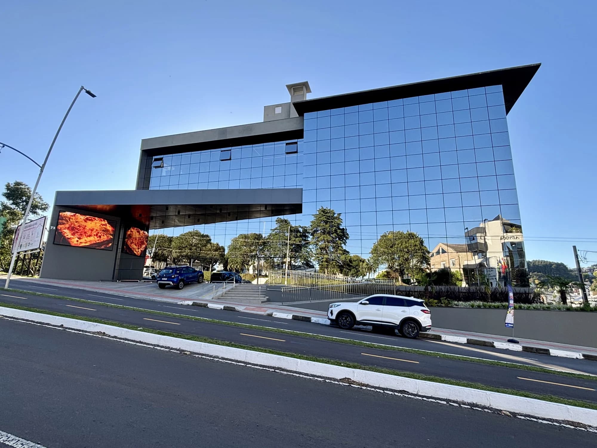 Fachada do prédio onde fica a LINEARE Odontologia, na Avenida Duque de Caxias, em Lages.